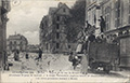 GUERRE 1914 - Aspect de la rue du Grand-Cerf après l'éclatement de la mine détruisant le pont du marché - A droite automobile anglaise brisée et abandonnée - Les rares personnes restant à Meaux.