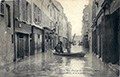 Rue du Tan - Passage des Habitants en bateau - Inondation des 25, 26 et 27 Janvier 1910